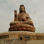 Tượng phật quan âm ngồi - môi trường xanh